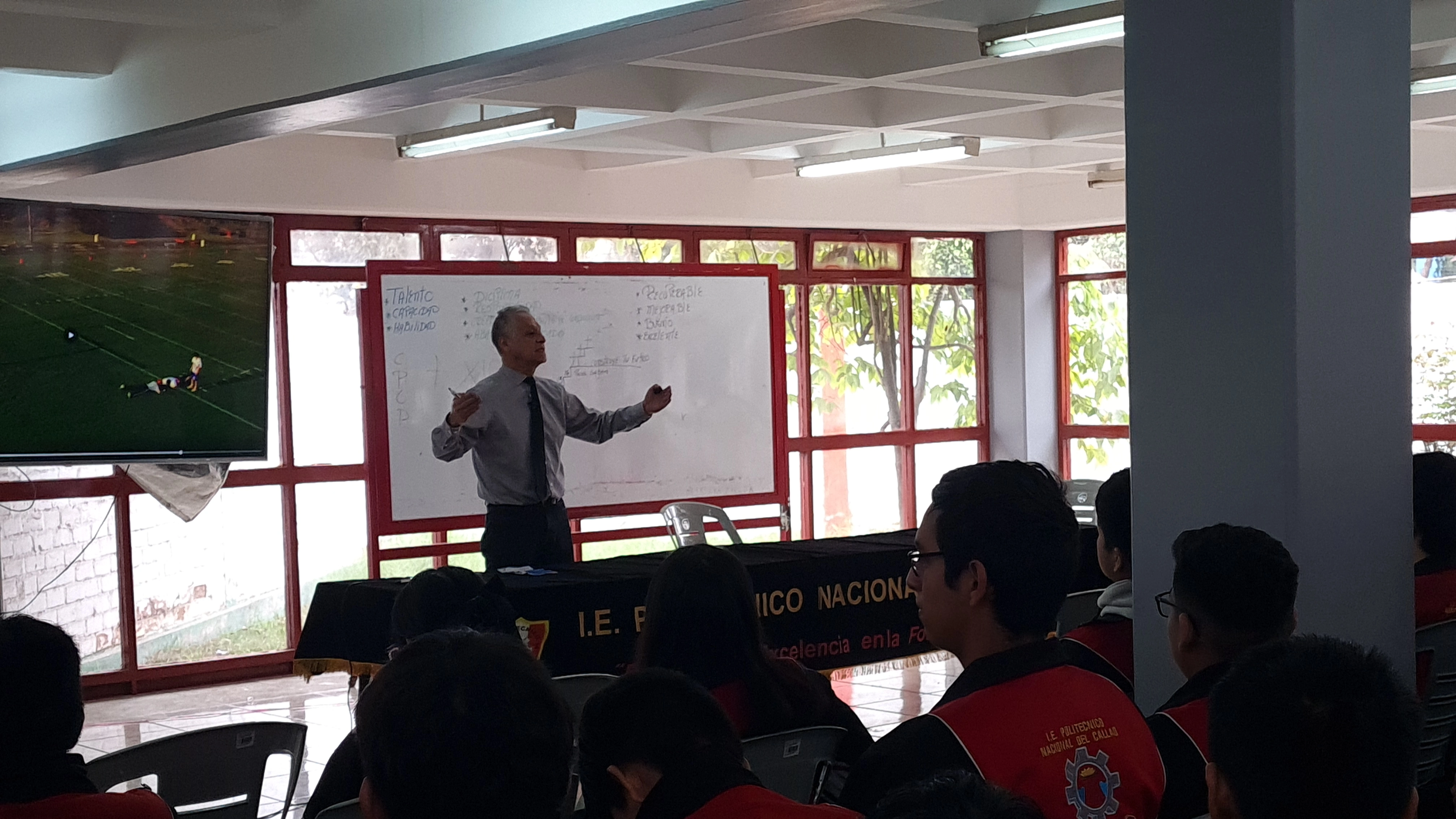 Charlas de orientación vocacional en I.E. Peru Kawachi